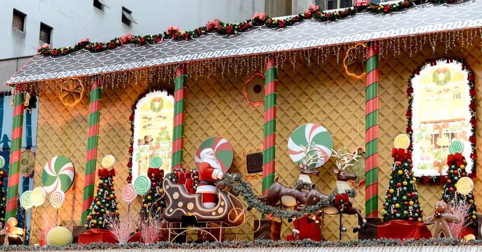 A Fachada foi enfeitada com pirulitos, biscoitos e outros doces, além de contar com um Papai Noel no trenó.
