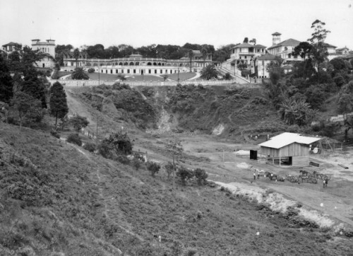 O Belvedere Trianon pode ser visto ao alto. Abaixo ficava o terreno que mais tarde deu lugar  Avenida Nove de Julho 500x362 - Srie Avenida Paulista: Belvedere ao MASP - exposio fotogrfica virtual.