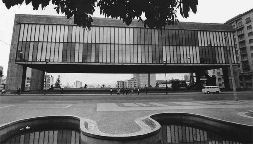 Estado Espelhos dgua em frente ao Museu de Arte de So Paulo Masp ainda intactos em 1970. 2 500x286 - Srie Avenida Paulista: Belvedere ao MASP - exposio fotogrfica virtual.