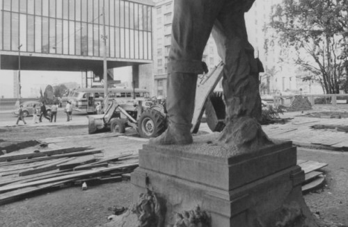 Estado O espelho dgua foi retirado em 1973 por causa do encurtamento das caladas previsto no projeto Nova Paulista 500x327 - Srie Avenida Paulista: Belvedere ao MASP - exposio fotogrfica virtual.