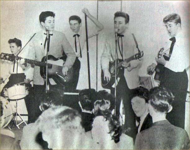 Esta foto pode ser considerada a mais antiga do Beatles, ou do embrião deles. Ainda como Quarrymen, da esquerda para a direita: Colin Hanton(Bateria), Paul McCartney (baixo), Len Garry(tea-chest bass), John Lennon(vocal/quitarra) e Pete Shotton(guitarra). Estavam se apresentando numa festa de igreja em Liverpool em 1956.